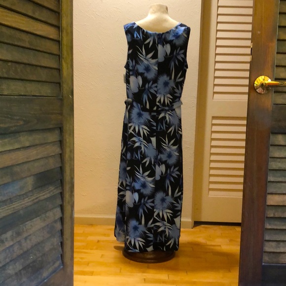 Navy and Light Blue Floral Sleeveless Dress - Picture 3 of 9